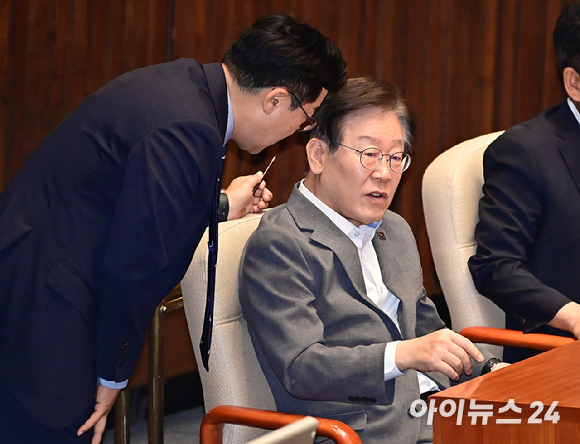 이재명 더불어민주당 전 대표와 박찬대 당대표 직무대행 겸 원내대표가 지난 3일 오후 서울 여의도 국회에서 열린 제415회국회(임시회) 5차 본회의에서 대화를 하고 있다. [사진=곽영래 기자]