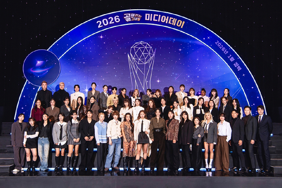 '골 때리는 그녀들' 출연진이 SBS '골 때리는 그녀들' 온라인 제작발표회에서 포즈를 취하고 있다. [사진=SBS]