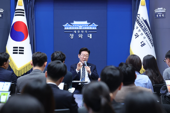 이재명 대통령이 19일 언론인들의 취재 공간인 청와대 춘추관 로비에서 기자들과 간담회를 하고 있다. 2026.10.19 [청와대통신사진기자단] [사진=연합뉴스]