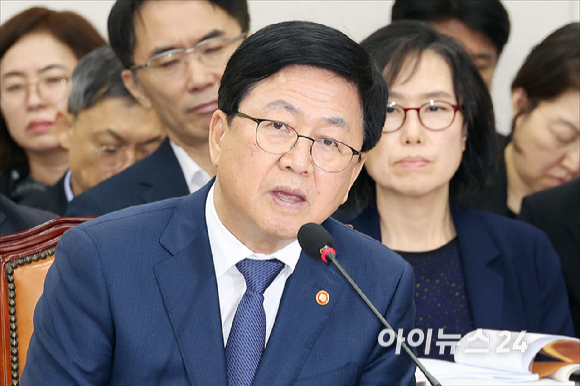 최교진 교육부 장관이 14일 서울 여의도 국회에서 열린 국회 교육위원회 교육부 등에 대한 2025 국정감사에서 질의에 답변하고 있다. [사진=곽영래 기자]