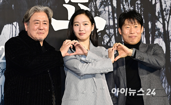 배우 최민식이 17일 오전 서울 중구 더 플라자 호텔 서울에서 진행된 영화 '파묘'(감독 장재현) 제작보고회에 참석해 포즈를 취하고 있다. [사진=곽영래 기자]