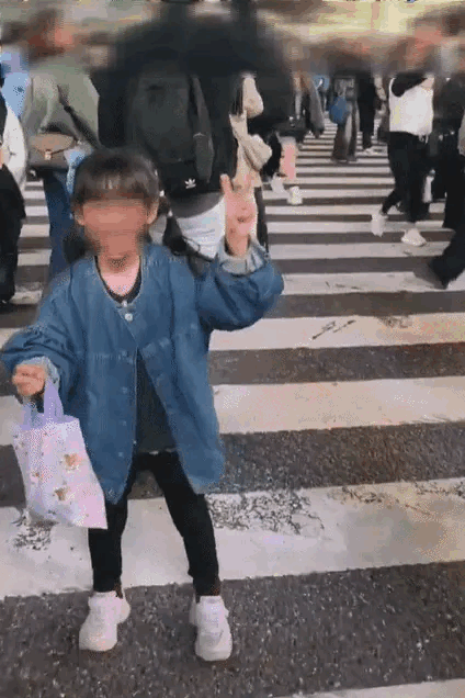 일본 도쿄 시부야에서 대만 어린이를 밀친 여성이 영상에 찍혀 논란이 됐다. [사진=SNS 캡처]