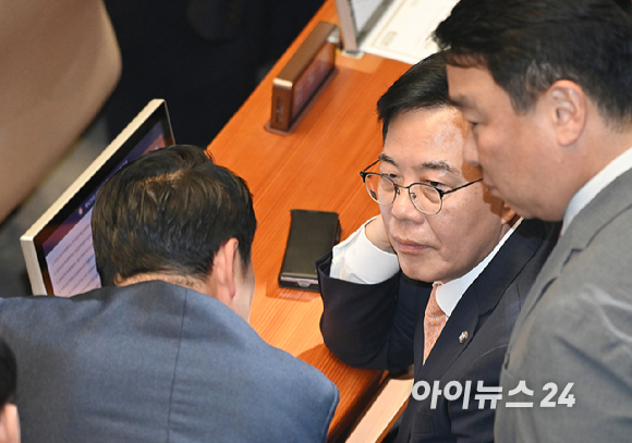 국민의힘 장동혁 대표와 송언석 원내대표가 9일 서울 여의도 국회에서 열린 제429회국회(정기회) 제16차 본회의에서 대화를 나누고 있다. [사진=곽영래 기자]