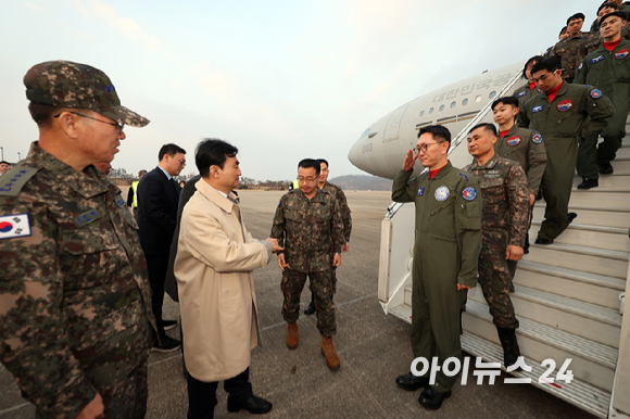 중동 전쟁 확대로 레바논에 체류 중이던 우리 국민 204명과 외국 국적 가족 5명 및 우방국(일본) 국민 2명 등 총 211명이 대한민국 군 수송기(KC-330)를 타고 15일 오후 성남공항에 도착하고 있다. 2026. 03.15. [사진=사진공동취재단]