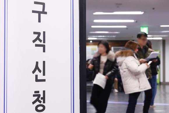 지난해 '쉬었음' 인구가 통계 작성 이래 사상 최대치를 기록했다. 본 기사와 무관한 AI 생성 이미지. [사진=AI 생성 이미지]