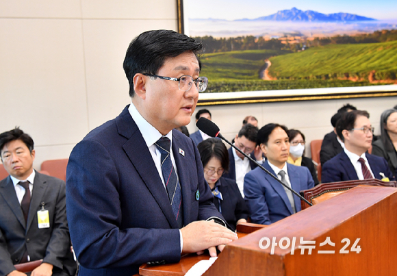 김성환 기후에너지환경부장관이 6일 서울 여의도 국회에서 열린 기후에너지환경노동위원회 국정감사에서 업무보고를 하고 있다. [사진=곽영래 기자]