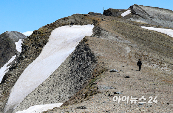 13일 오전 연길공항에서 인천공항으로 가는 비행기 탑승 중 창가에서 바라본 백두산의 모습. [사진=정소희 기자]