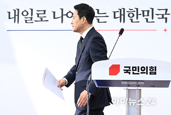 장동혁 국민의힘 대표가 20일 서울 여의도 국회에서 기자회견을 마치고 이동하고 있다. [사진=곽영래 기자]