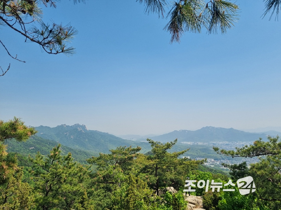 25일 '산악인 오은선대장과 함께하는 제13회 희망찾기 등산 &middot; 트레킹 교실'이 진행된 가운데 북한산 진달래능선에서 아름다운 경치가 포착됐다. [사진=이미영 기자]