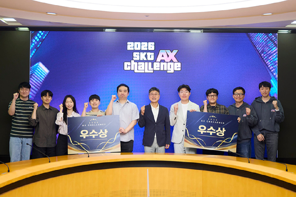 우수 4팀이 정재헌 SKT CEO와 기념 사진을 촬영하는 모습 [사진=SKT]