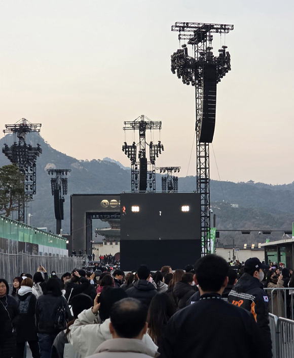 방탄소년단은 21일 오후 8시 서울 종로구 광화문 광장 일대에서 열린 컴백 라이브쇼 'BTS 컴백 라이브: ARIANG'에서 무대를 선보이고 있다. [사진=빅히트뮤직]