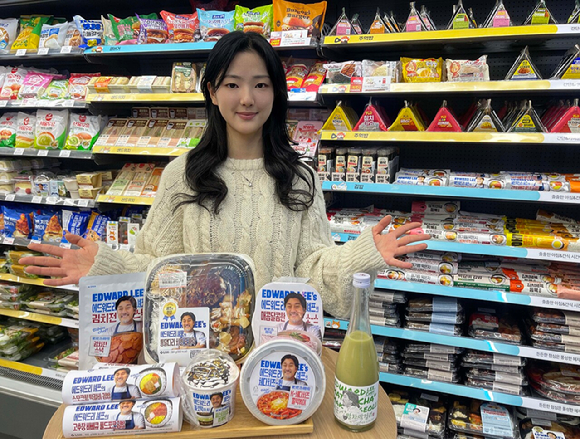 모델이 GS25에서 에드워드 리 셰프 협업 간편식을 소개하고 있다. [사진=GS25]