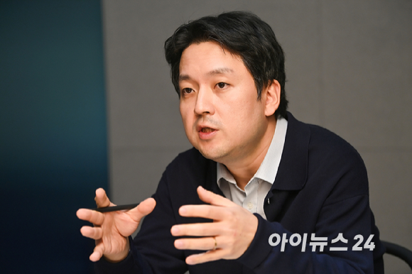 세미파이브 조명현 대표가 14일 경기도 성남시 분당 세미파이브 본사에서 아이뉴스24와 인터뷰를 하고 있다. [사진=곽영래 기자]