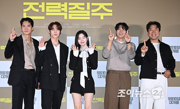 배우 하석진, 윤서빈, 다현, 이신영, 이순원이 5일 오후 서울 롯데시네마 월드타워점에서 열린 영화 '전력질주' 언론시사회에서 포토타임을 갖고 있다. [사진=곽영래 기자]