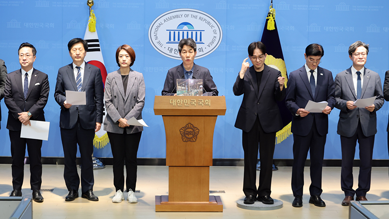 국회 행정안전위원회 소속 더불어민주당 윤건영 간사 등 위원들이 18일 국회 소통관에서 GTX-A 삼성역 공사 과정에서 발생한 철근 누락 및 구조 결함 문제와 관련, 서울시의 대처를 비판하고 있다. 2026.5.18 [사진=연합뉴스]