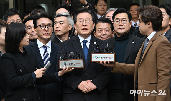 이재명 더불어민주당 대표가 25일 서울 서초구 중앙지방법원에서 위증교사 혐의 재판 1심 선고 무죄 판결을 받은 후 법원을 떠나고 있다. [사진=사진공동취재단]