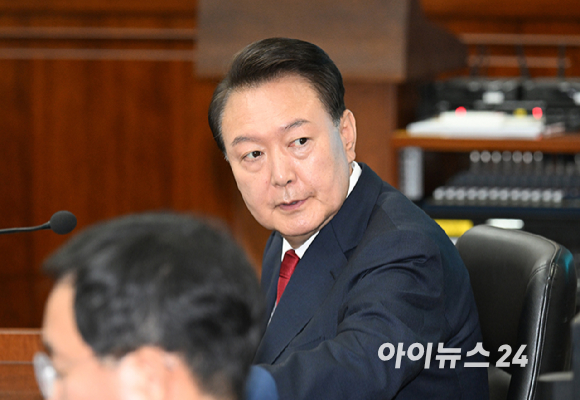 윤석열 전 대통령이 21일 서울 서초동 서울중앙지법에서 열린 내란 우두머리 혐의 형사재판 2번째 공판에 출석하고 있다. [사진=사진공동취재단]