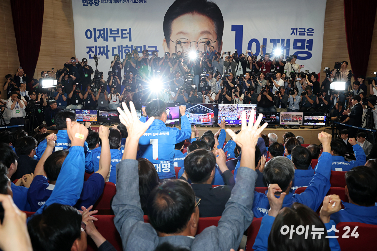 더불어민주당 박찬대 상임총괄선거대책위원장, 윤여준 상임총괄선거대책위원장, 강금실 총괄선거대책위원장 등 당 지도부가 3일 오후 국회 의원회관 개표 상황실에서 출구조사 결과를 지켜보며 환호하고 있다. [사진=곽영래 기자]