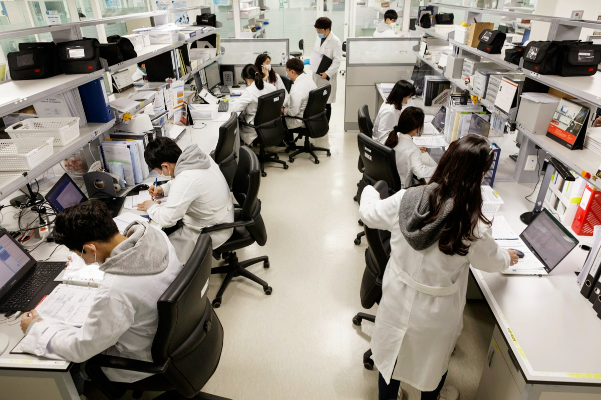 한미약품그룹 연구원들이 R&D에 매진하고 있다. [사진=한미약품]