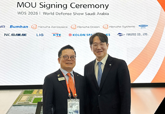 코오롱스페이스웍스 안상현 대표(오른쪽)과 한화오션 특수선사업부 어성철 사장이 9일(현지 시각) 사우디아라비아 리야드에서 열린 'WDS 2026(World Defense Show)'에서 사우디 및 중동 방산 시장 공동 진출을 위한 업무협약을 체결하고 기념사진을 찍고 있다. [사진=코오롱스페이스웍스]
