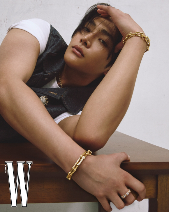 배우 로운이 화보 촬영에서 포즈를 취하고 있다. [사진=더블유 코리아]