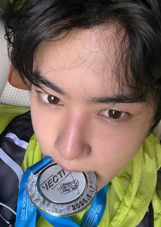 메달을 물고 있는 차은우. [사진=차은우 인스타그램]