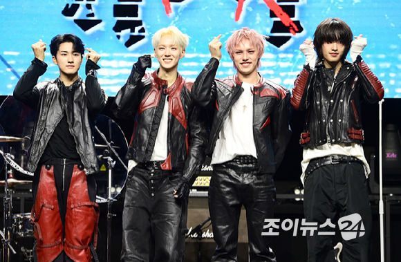 밴드 에이엠피가 21일 오후 서울 서대문구 예스24 원더로크홀에서 열린 AxMxP(에이엠피) 첫 번째 미니앨범 'Amplify My Way'(앰플리파이 마이 웨이) 프레스 쇼케이스에 참석하고 있다. [사진=정소희 기자]