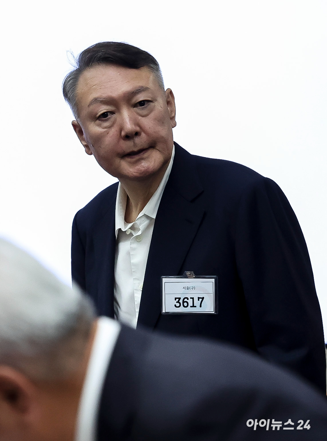 윤석열 전 대통령이 지난달 26일 서울 서초구 서울중앙지법에서 열린 특수공무집행방해, 직권남용 권리행사방해 등 혐의 사건 첫 공판에 출석하고 있다. [사진=사진공동취재단]