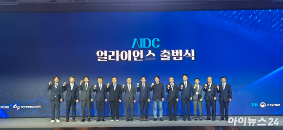 AI 데이터센터(DC) 국가 전략산업화를 위한 'AIDC 얼라이언스 출범식이 29일 서울 소공동 롯데호텔에서 열렸다. 배경훈 부총리 겸 과학기술정보통신부 장관을 비롯한 내빈들이 출범 세레모니를 하고 있다. [사진=서효빈 기자]