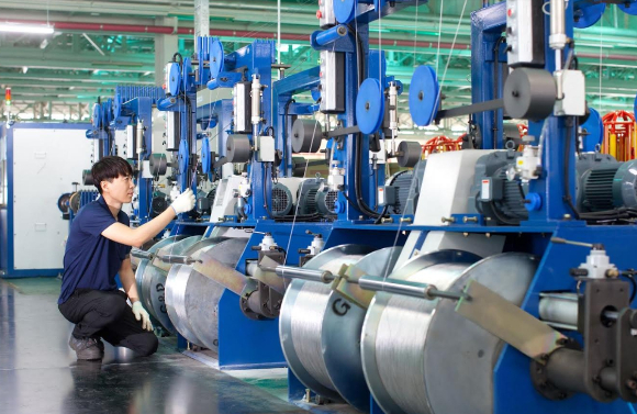 LS전선 공장에서 직원이 알루미늄 전선을 생산하고 있다. [사진=LS전선 ]