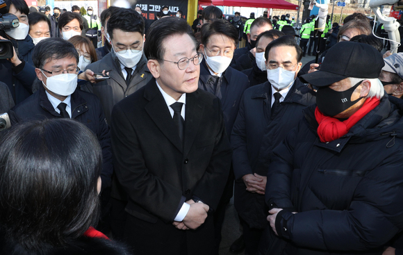 이재명(가운데) 더불어민주당 대표가 지난 1일 서울 용산구 이태원광장에 마련된 10.29 이태원참사 희생자 시민분향소를 찾아 이종철 유가족협의회 대표를 위로하고 있다. [사진=뉴시스]