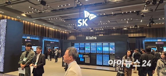 최태원 SK그룹 회장이 3일 서울 강남구 코엑스에서 열린 'SK AI 서밋 2025'에서 기조연설을 하고 있다. [사진=SK그룹]