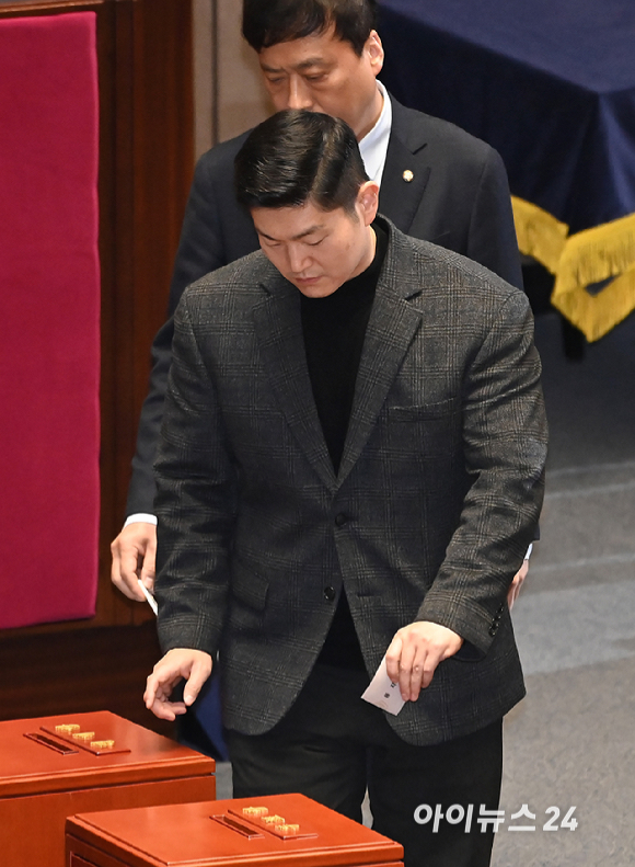 김재섭 국민의힘 의원이 14일 오후 서울 여의도 국회에서 열린 제419회국회(임시회) 제4차 본회의에서 대통령(윤석열) 탄핵 소추안 투표를 하고 있다. [사진=곽영래 기자]