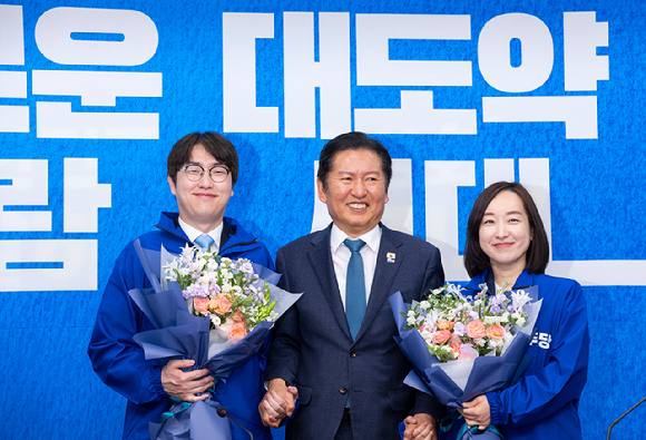 6&middot;3 재보선에서 부산북구 갑과 충남 아산을에 각각 출마할 것으로 예상되는 하정우 전 청와대 AI 수석(왼쪽)과 전은수 전 청와대 대변인(오른쪽)이 29일 국회에서 열린 더불어민주당 인재 영입식에서정청래 대표와 기념 촬영하고 있다. 2026.4.29 [사진=연합뉴스]