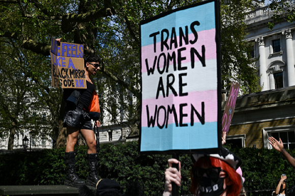 런던 성소수자 시위의 '성전환 여성은 여성이다'라고 적힌 푯말 [사진=로이터=연합뉴스]