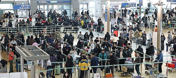 설 연휴를 앞둔 13일 인천국제공항 제1여객터미널 추국장에서 이용객들이 탑승수속을 위해 줄을 서고 있다. [사진=연합뉴스]