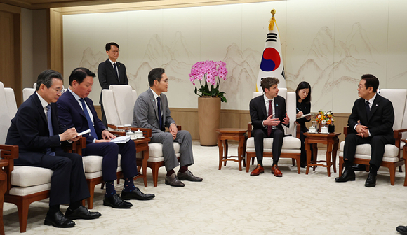 오픈AI 샘 올트먼 대표가 1일 용산 대통령실에서 이재명 대통령 접견 중 발언하고 있다. 이날 접견에는 이재용 삼성전자 회장과 최태원 SK그룹 회장도 참석했다. [사진=연합뉴스]