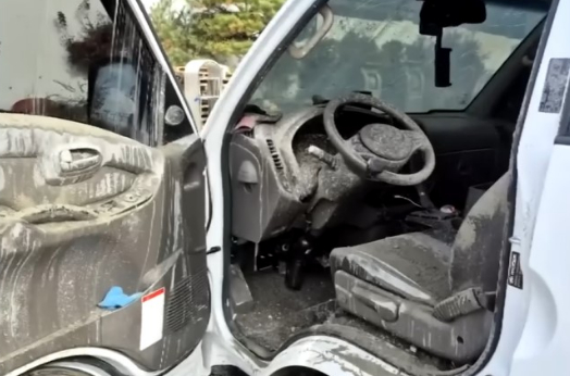 11월 17일 남양주시 한 주차장에 세워둔 차량이 공사장에서 떨어진 시멘트에 피해를 입었다. [사진=JTBC '사건반장']