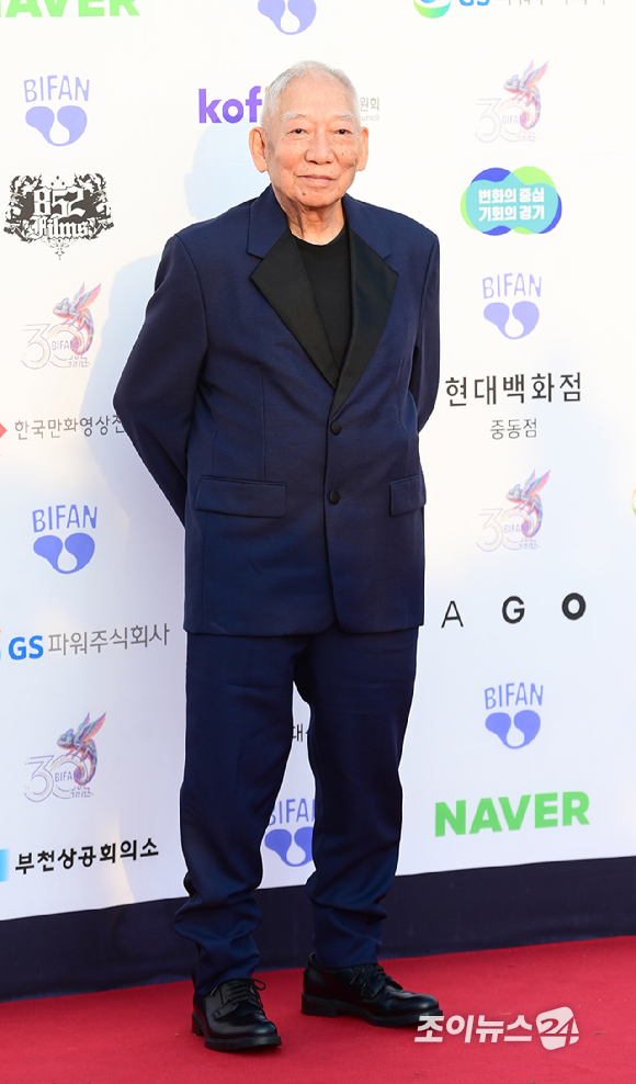 원화평 감독이 2일 경기도 부천시 원미구 부천시청 잔디광장에서 진행된 제30회 부천국제판타스틱영화제(BIFAN) 레드카펫 행사에 참석하고 있다. [사진=정소희 기자]