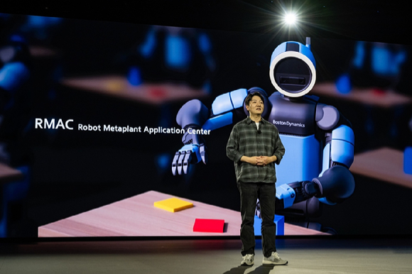 보스턴다이나믹스&nbsp;'스팟'이&nbsp;퍼포먼스를&nbsp;선보이고 있다. [사진=현대자동차그룹]