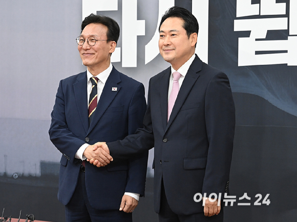 김민석 국무총리가 1일 서울 여의도 국회에서 국민의힘 장동혁 대표(오른쪽)를 예방해 기념 촬영을 하고 있다. [사진=곽영래 기자]