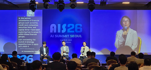 왼쪽부터 이승환 삼일PwC 부대표, 최용민 우리금융지주 AI전략센터장, 황윤희 LG전자 상무가 20일 서울 강남구 코엑스에서 열린 'AI 서밋 서울 & 엑스포'에서 기업 AX 데이터 전략에 대해 소개하고 있다. [사진=박지은 기자]