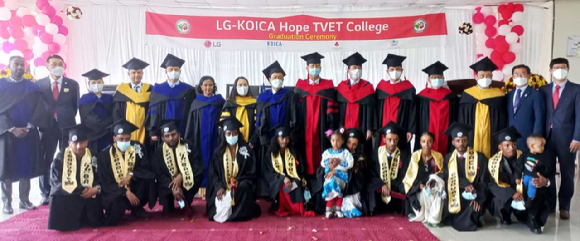 지난 27일(현지시간) 에티오피아 수도 아디스아바바에서 열린 '제6회 LG-코이카 희망직업훈련학교 졸업식'에 참석한 주요인사들이 졸업생들을 축하하고 있다. [사진=LG전자]