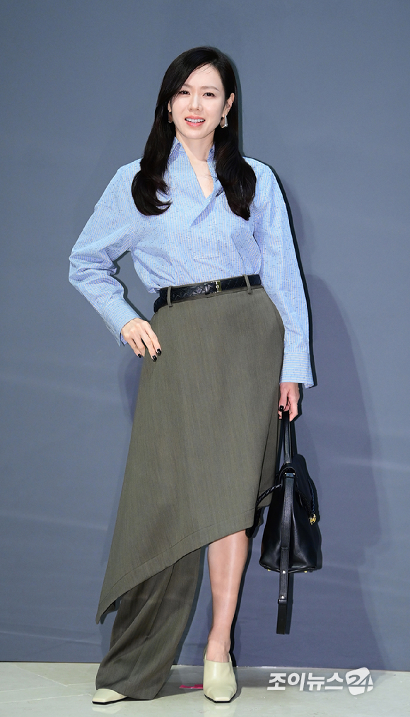 배우 손예진이 25일 오후 서울 용산구 리움미술관에서 열린 보테가 베네타 후원 리움 미술관 피에르 위그 개인전 프리뷰 포토행사에서 포즈를 취하고 있다. [사진=정소희 기자]