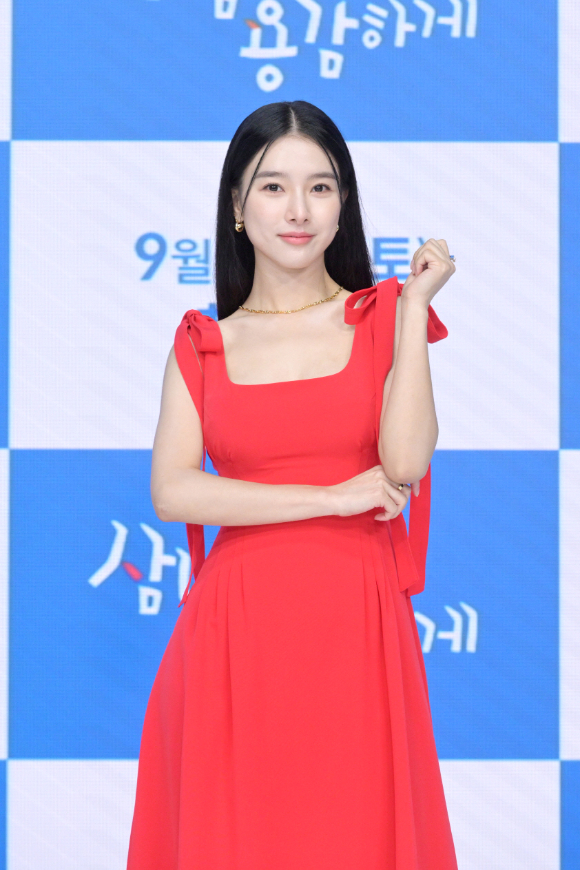 배우 김소은이 21일 온라인으로 진행된 KBS 2TV 새 주말드라마 '삼남매가 용감하게' 제작발표회에 참석해 포즈를 취하고 있다. [사진=KBS]