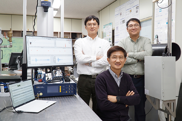KRISS 구조안전모니터링팀. (왼쪽부터) 박춘수 팀장, 윤동진 책임연구원, 이선호 박사후연구원) [사진=KRISS]