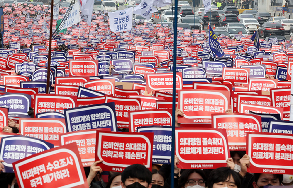 3일 오후 서울 영등포구 여의대로에서 열린 의대정원 증원 및 필수의료패키지 저지를 위한 전국 의사 총궐기대회에서 참석자들이 피켓을 들고 구호를 외치고 있다. 2024.03.03.  [사진=뉴시스]