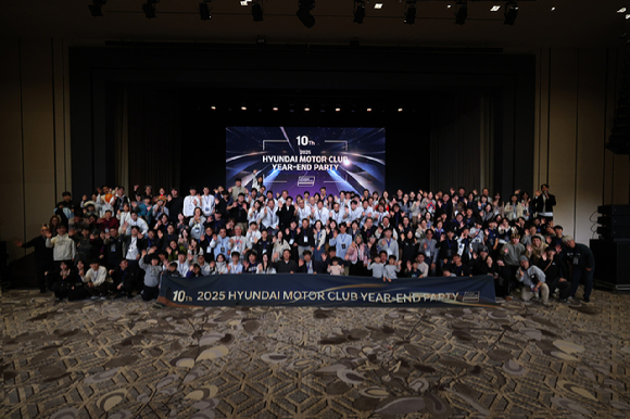 지난&nbsp;13일부터&nbsp;14일까지&nbsp;인천 중구 인스파이어 엔터테인먼트 리조트에서 1박&nbsp;2일&nbsp;동안&nbsp;열린&nbsp;'현대모터클럽' 출범&nbsp;10주년&nbsp;행사에서&nbsp;참가자들이&nbsp;기념&nbsp;촬영을&nbsp;하고 있다. [사진=현대자동차]