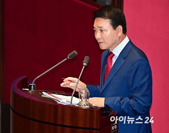 주호영 국회부의장이 23일 오후 서울 종로구 헌법재판소에서 열린 윤석열 대통령 탄핵심판 4차 변론기일에 참석하며 취재진의 질문에 답하고 있다. [사진=사진공동취재단]