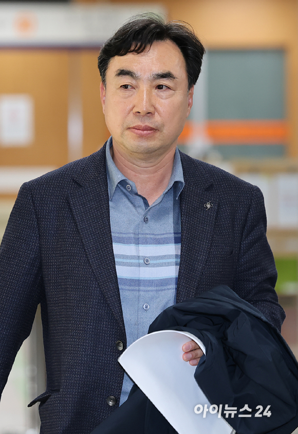 윤관석 전 의원이 22일 서울 서초구 서울중앙지방법원에서열린 입법 로비&middot;뇌물수수 등의 혐의공판에 출석하고 있다. [사진=사진공동취재단]